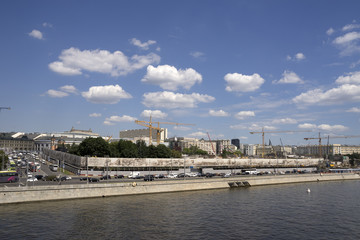 Obraz premium Москворецкая набережная, строительство парка Зарядье в Москве.