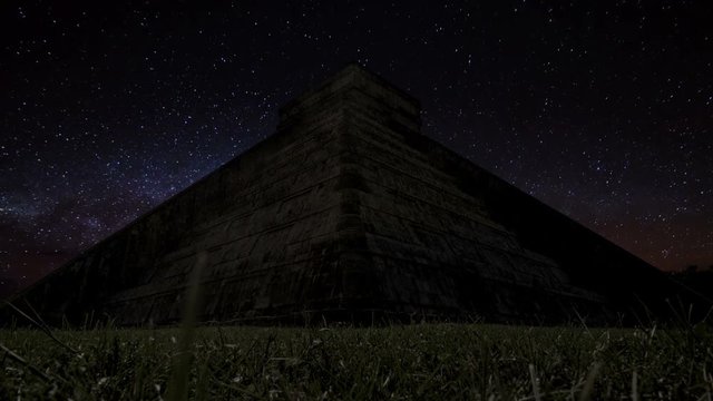 chichen itza temple timelapse from day to night milky way crossing the sky