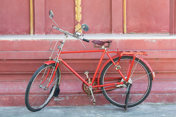 Fototapeta na wymiar very old bicycle in wall