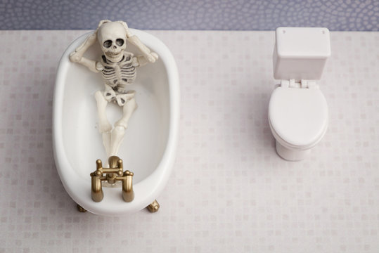 Relaxing skeleton in bathroom