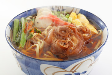 沖縄伝統の豚足テビチそば