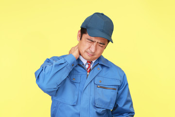 疲れた表情の労働者