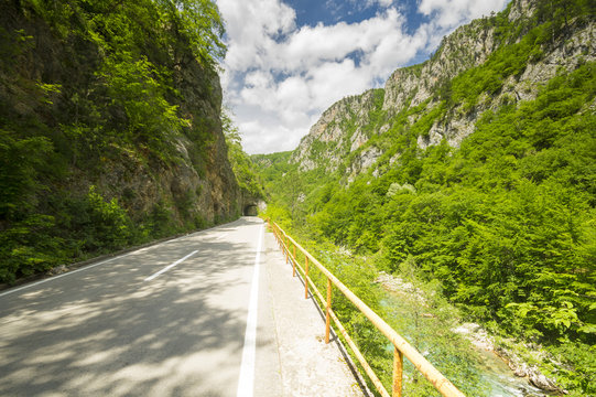 Kanion rzeki Tara,droga w kanionie,Durmitor,Czarnog&oacute;ra