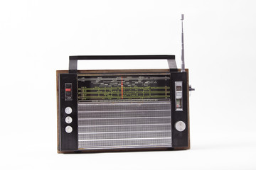 Staromodne retro radio na białym tle.