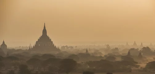 Zelfklevend Fotobehang The pagoda forest ancient city of Bagan, scene panoramic with hot air flow balloons © orapin