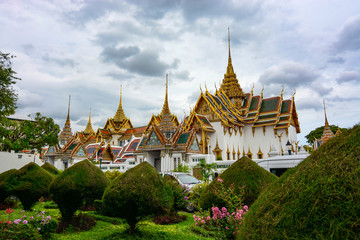 Naklejka premium Landscaping and beautiful architecture at the historic Grand Palace in Bangkok, Thailand