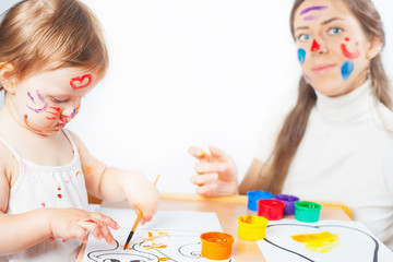 Mom and baby draws with colored inks