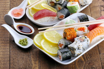 Sushi con condimenti e salse