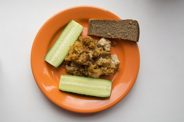 тушёноё мясо в мультиварке на оранжевой тарелке