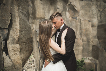 Obraz na płótnie Canvas beautiful wedding couple in the mountains with rocks