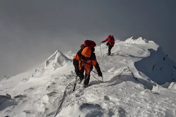 Rolgordijnen Alpinisme Klimmen in de bergen. Teamwerk.