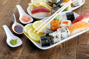 Sushi con condimenti e salse