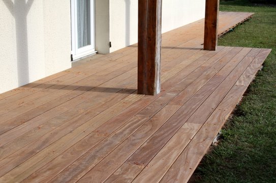 r&eacute;alisation d'une terrasse en bois exotique