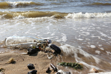 Flaschenpost am Strand 