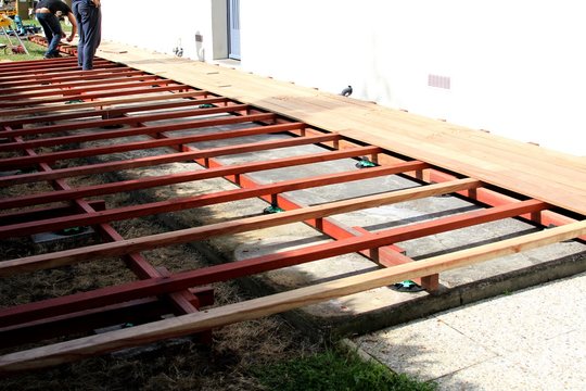 r&eacute;alisation d'une terrasse en bois exotique