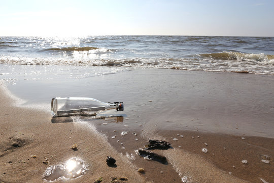 Flaschenpost am Strand 
