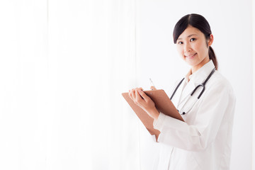白衣の女性、医者、カルテ　
