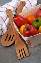 Des tomates variées dans une barquette
