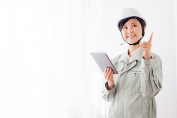 作業着の女性、タブレットパソコン、ヘルメット