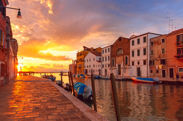 Fototapeta premium Grandiose sunset on the canal Cannaregio in Venice, Italy