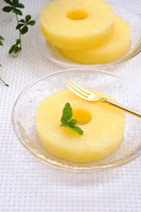 Fototapeta premium 輪切りのパイナップルアイス