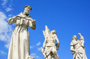 Obraz premium Plague column (Kuzno znamenje) at Main Square (Glavni Trg) of the city of Maribor in Slovenia, Europe. Historical religious sculpture. Copy space of blue bright sky