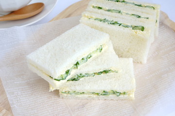 キュウリのサンドイッチ