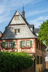 Fototapeta na wymiar Fachwerkhaus an der Burghofstraße in Eltville am Rhein, Rheingau, Hessen