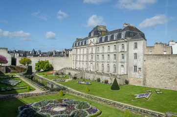 Obraz premium Jardin à la française des remparts de Vannes et château de l'Hermine