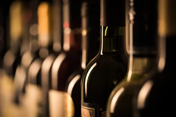 Gordijnen Row of wine bottles © lightpoet