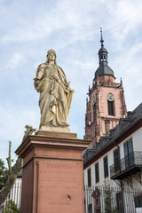 Fototapeta na wymiar Kriegerdenkmal mit Germaniastatue und Eltzer Hof in Eltville am Rhein, Rheingau, Hessen