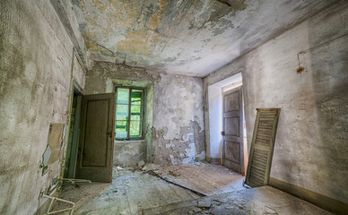 Obraz premium Altes verlassenes Hotel in Norditalien