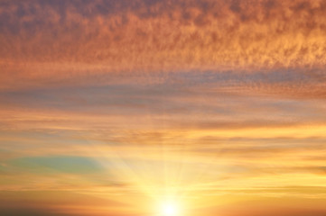 Obraz premium Sunny sunset cloudy evening sky