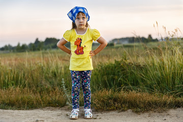 Девочка стоит смотрит вопросительно