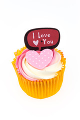 Cake with a heart symbol and lettering that I love u.