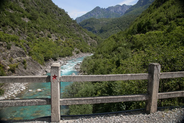 Fototapeta na wymiar Roter Stern auf Brücke über den Ljimi i Cemit bei Tamare im Norden Albaniens