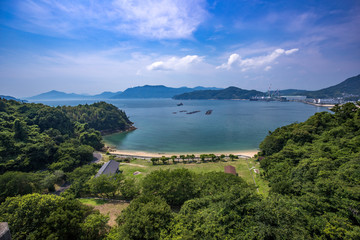 Fototapeta premium 見近島と瀬戸内海（しまなみ海道）の開放的な海辺の風景