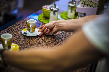 barista serve caffè sul bancone
