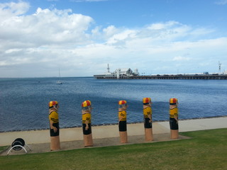 Holzfiguren am Pier von Geelong, Australien