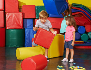 Kinder spielen gemeinsam in Turnhalle
