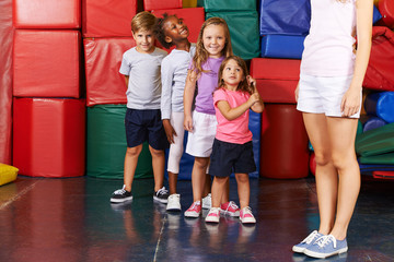 Kinder stehen in einer Reihe beim Kindersport