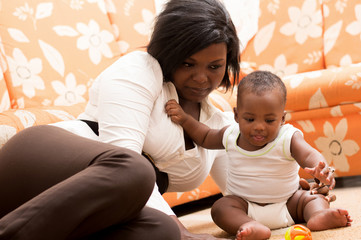 maman et b&eacute;b&eacute; jouant ensemble &agrave; domicile