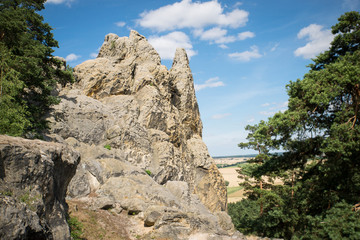 Fototapeta na wymiar Teufelsmauer mit Blick ins Tal