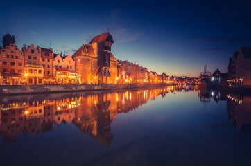 De oude stad van Gdansk met haven en middeleeuwse kraan in de nacht