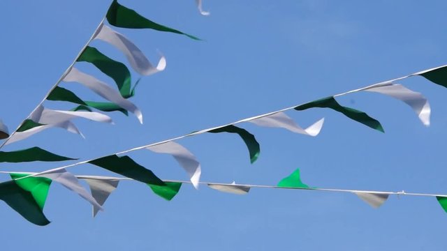 wei&szlig;e und gr&uuml;ne Wimpel beim Sch&uuml;tzenfest wehen im Wind, Weilerswist, Nordrhein-Westfalen, Deutschland