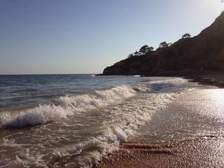 Abendstimmung an der Küste der Algarve mit Wellen