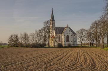 mały kościół w polu 