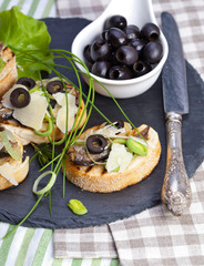 Crostini with fish with olives, cheese and chives