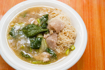 Thin rice noodles and pork in thick gravy (Rad Na).
