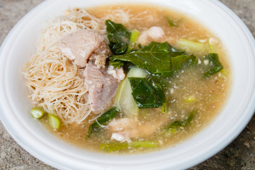 Thin rice noodles and pork in thick gravy (Rad Na).